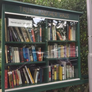Bücherschrank an der Märchenwiese