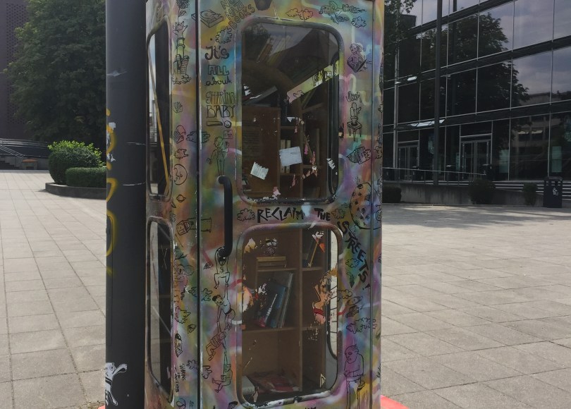 Telefonzelle an der TU Dresden, Bücherschrank, Offenes Tauschregal, Telefonzelle, Bücherzelle, Büchertausch, Dresden, Tausch, Bücher, Buch, Buchtausch,